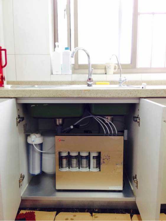 为什么净水机更换新滤芯后出水会有白色漂浮物